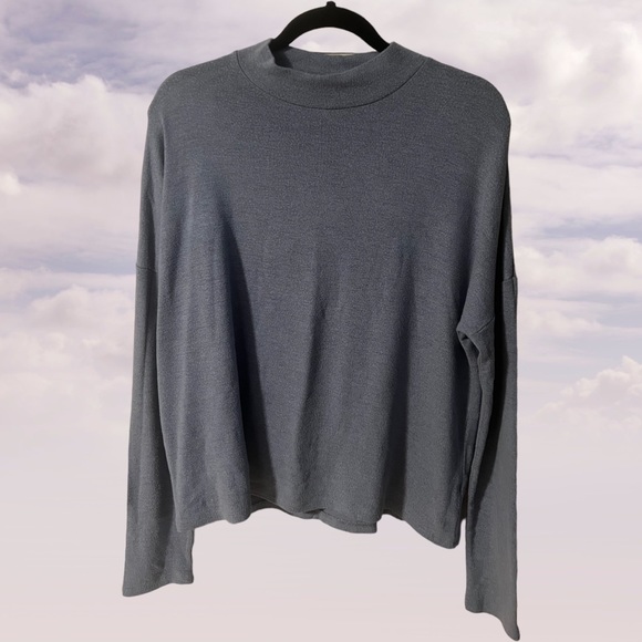 A Twik top in blue and a size large - Picture 2 of 5